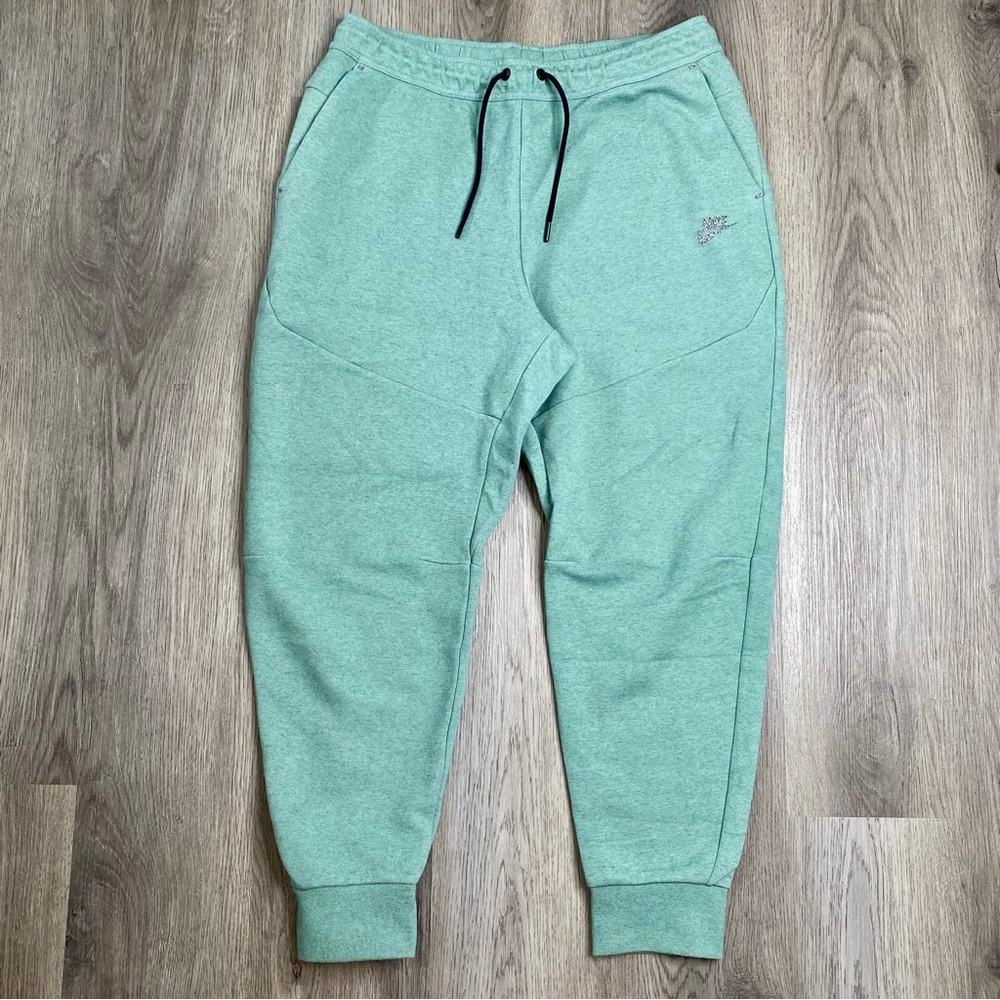 Nike Sportswear Tech Fleece Mens Tapered‎ Joggers Mica Green DR9162-361 Size XL